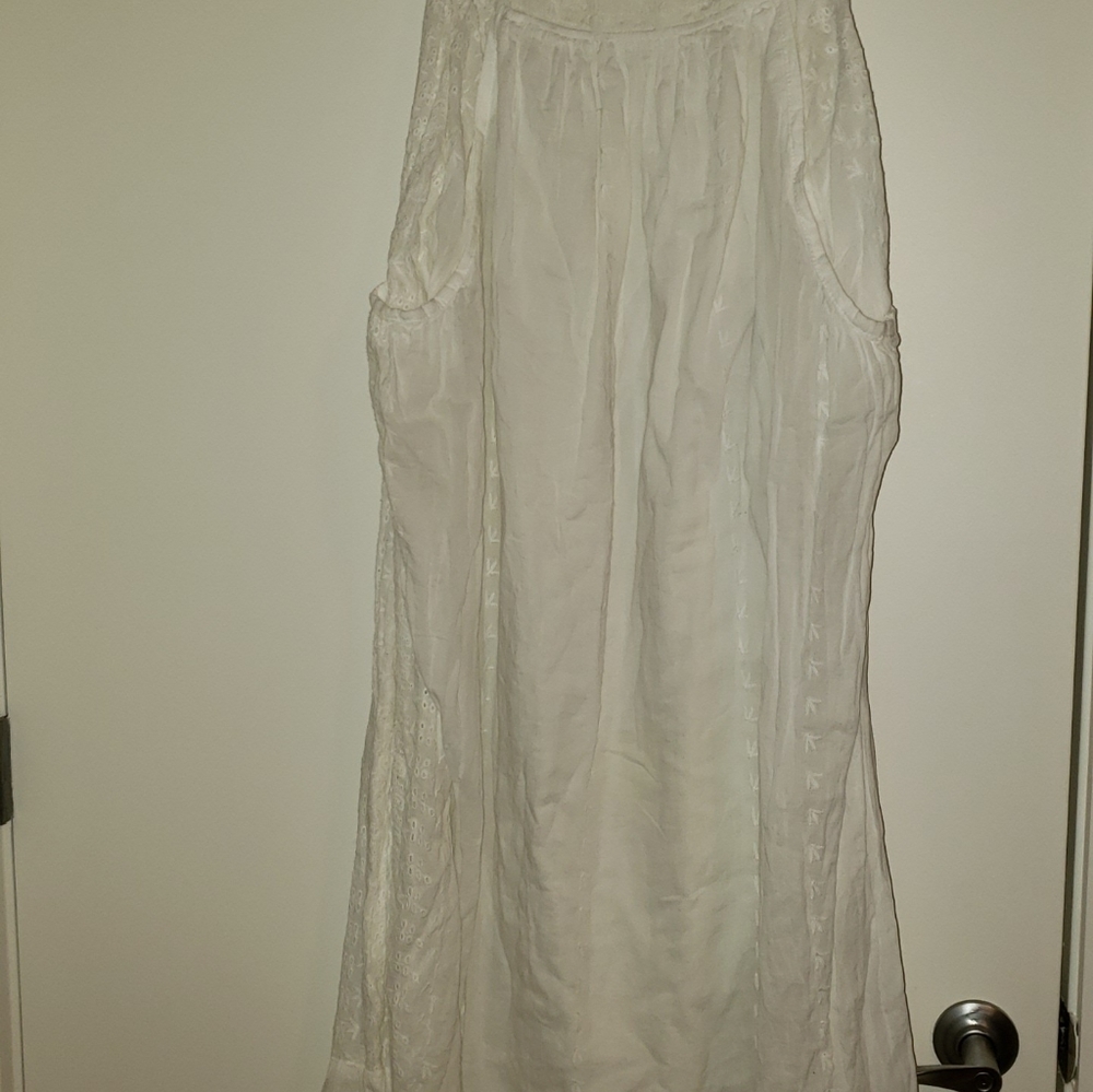 White strapless dress,embroidered eyelet detail